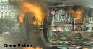 karachi bus firing20150513115957_l copy
